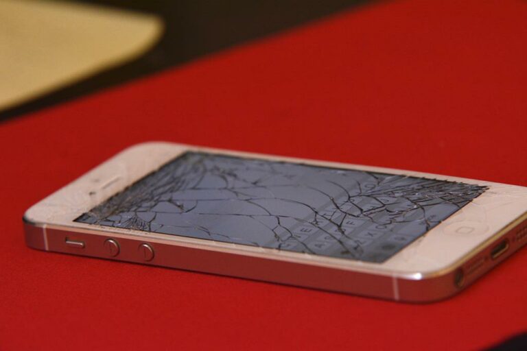 Quanto vale um celular com a tela quebrada? A depreciação é muito grande?