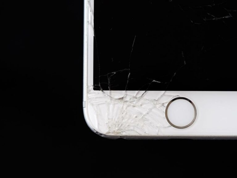 O que fazer se a tela do celular quebrou? Tem como consertar em casa?