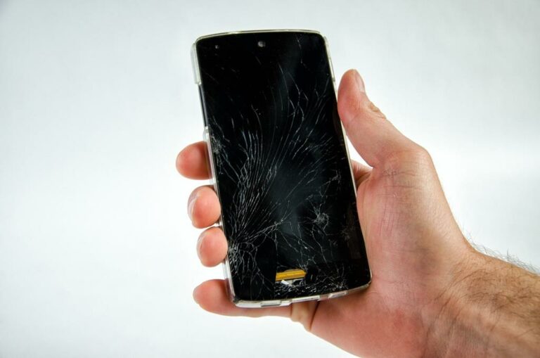 O que pode queimar o display do celular? É possível evitar danos na tela do celular?