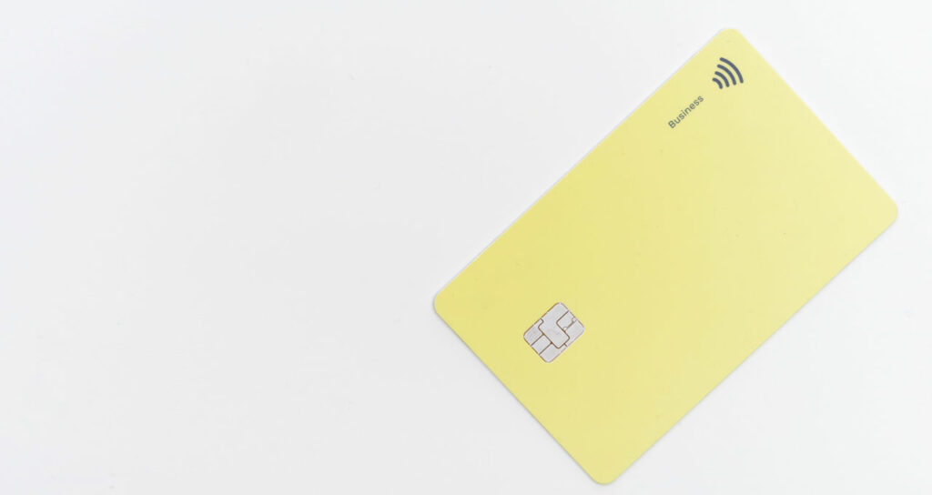 cartão de crédito amarelo no fundo branco