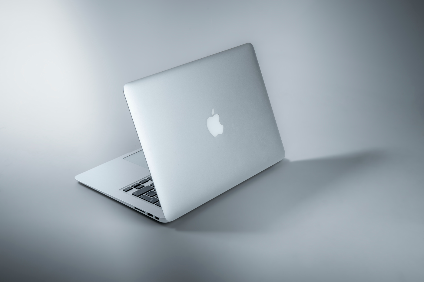 Saiba por que é importante manter seu MacBook atualizado para protegê-lo contra ameaças cibernéticas.