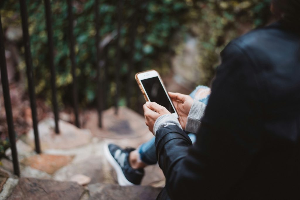 Resolva problemas de tela quebrada e preta em seu celular com nosso guia completo, incluindo dicas de manutenção e prevenção.