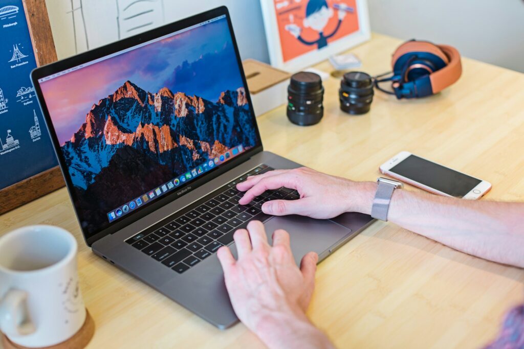 Descubra como aplicar um protetor de tela no seu macbook com nosso guia completo. Proteja sua tela contra arranhões e sujeira.