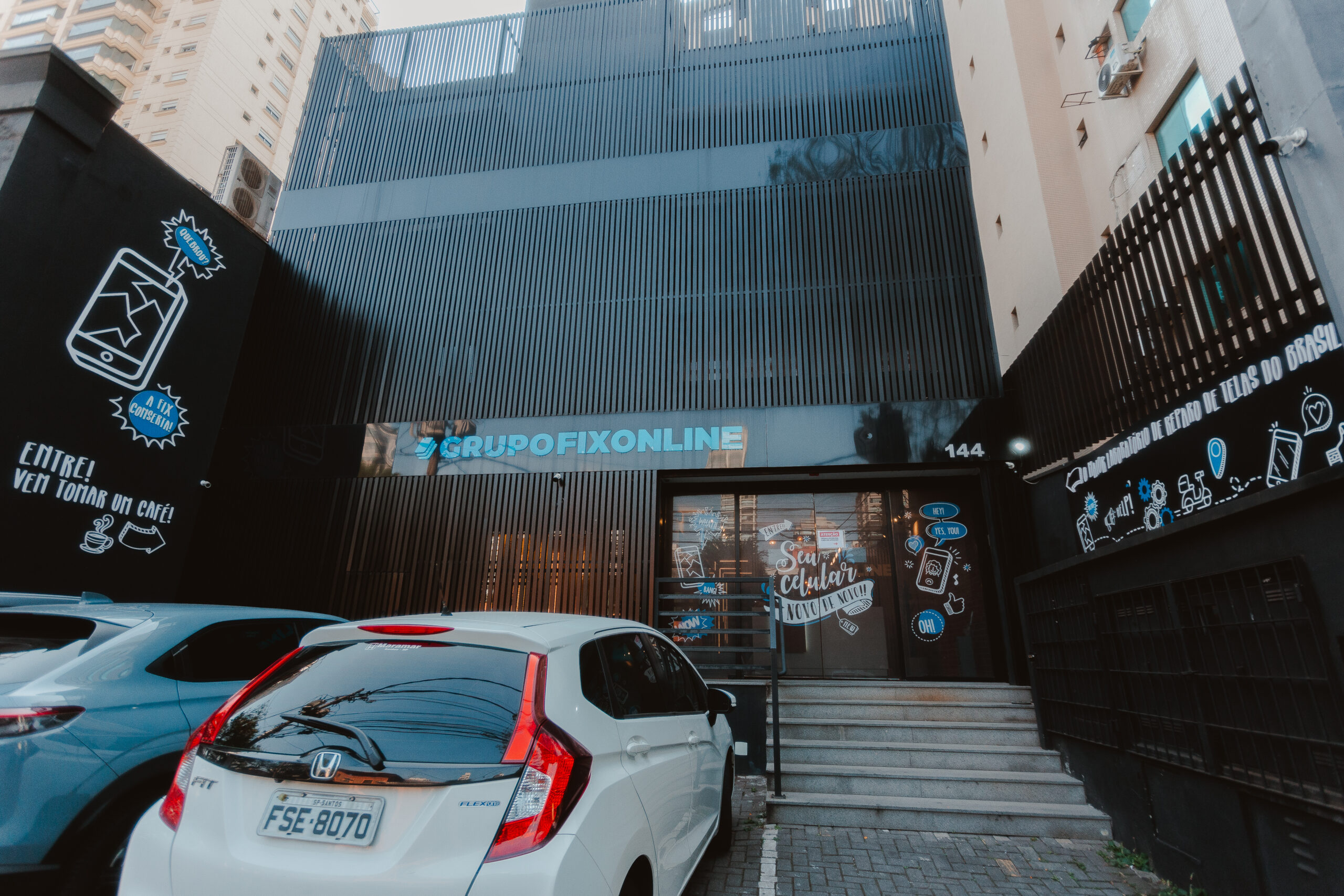 Fachada da FixOnline, assistência técnica de celulares em São Paulo, com laboratório físico de 720m², atendimento presencial e mais de 2.000 avaliações no Google.