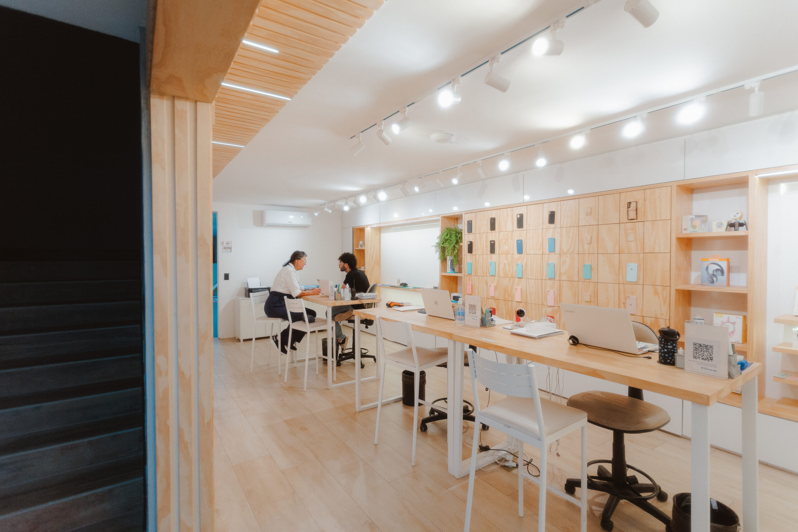 “Laboratório da FixOnline para conserto de iPhone em São Paulo, com 720m² de estrutura física, atendimento presencial e mais de 2.000 avaliações no Google”