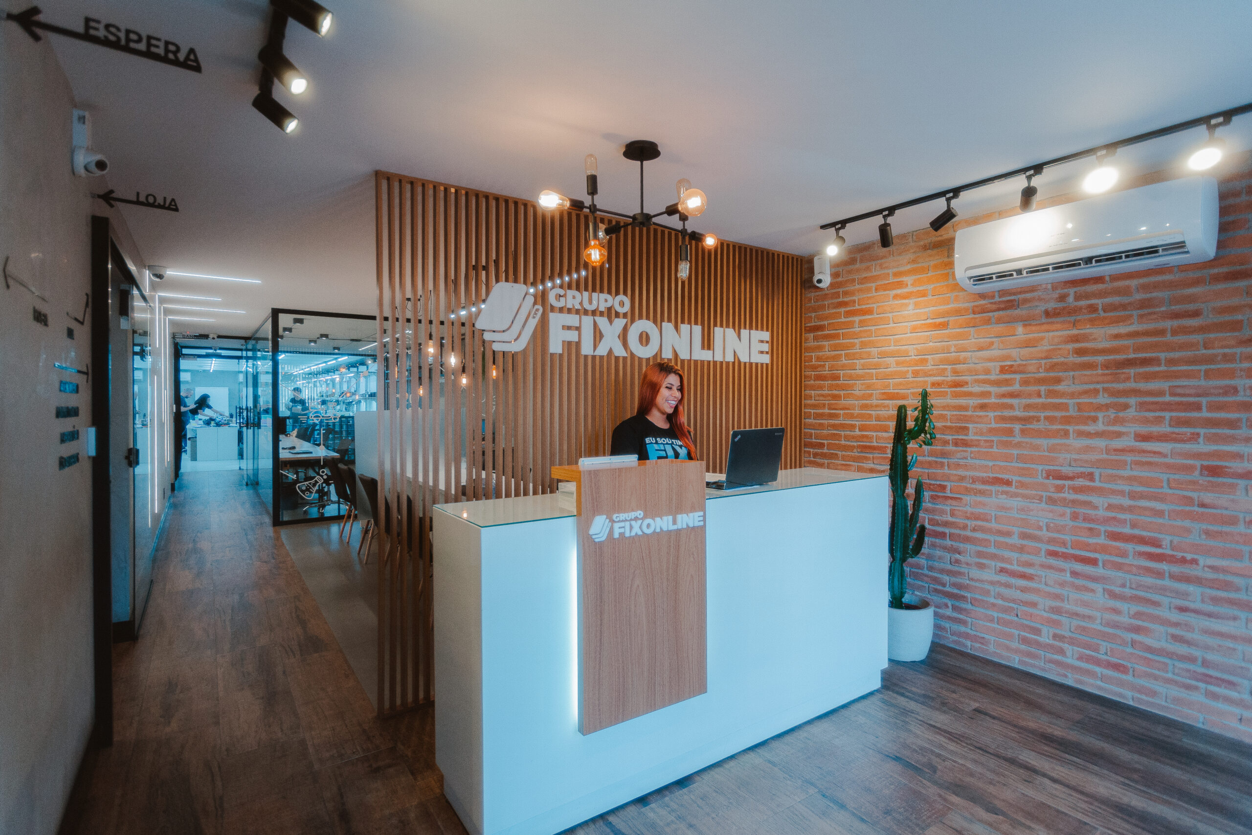 Fachada da FixOnline, assistência técnica de celulares em São Paulo, com mais de 2.000 avaliações e nota 4.9 no Google